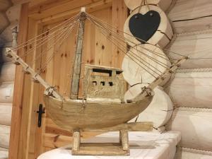 a wooden boat on display in a room at Dom Wakacyjny z bali 'Złoto Północy' in Karwieńskie Błoto Pierwsze