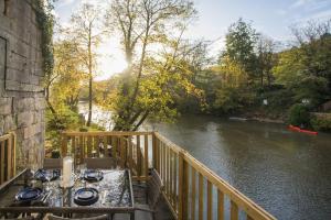 einen Tisch auf einem Balkon mit Flussblick in der Unterkunft River View House Cleveland Bridge in Bath