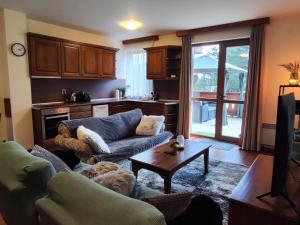 Stylish wooden apartment with terrace in Pirin Golf Hotel&Spa Complex tesisinde bir oturma alanı