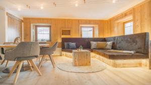 uma sala de estar com um sofá e uma mesa em StuWip alps Appartement Sonnenstein em Fulpmes