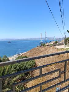 una vista del océano desde un acantilado en Hostal Tulio Porteño, en Valparaíso