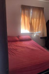 ブジオスにあるHouse DayDrigoのベッドルーム1室(赤いベッド1台、窓付)