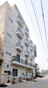 - un bâtiment avec des balcons sur le côté dans l'établissement Hotel Grand Pakeeza, à Lahore