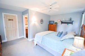 una camera con letto e ventilatore a soffitto di Paper Mill Pines Bed and Breakfast a Shickshinny
