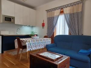 sala de estar con sofá azul y mesa en Apartamento T1 Charme, condomínio perto de Pombal en Pombal