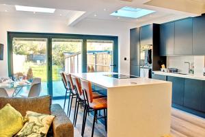 Kitchen o kitchenette sa Exquisite 5-Bedroom in London and Essex - Sleeps 10 with Free Parking