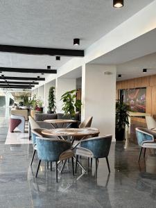 a restaurant with tables and chairs in a lobby at Eurobuilding Tama San Cristobal in San Cristóbal