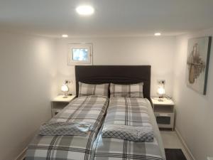 2 camas en una habitación pequeña con 2 lámparas en Finca Cortez Apartment 4, en San Bartolomé