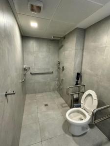 a bathroom with a toilet and a shower at Eurobuilding Tama San Cristobal in San Cristóbal