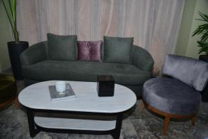 Privilège Oasis Hôtel的休息区