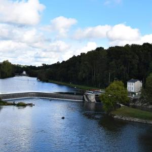 vistas a un río con un puente en La Fourmondière supérieure, maison éclusière en Montflours
