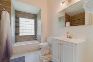 The Retreat #8231 في ويست بالم بيتش: حمام مع مرحاض وحوض استحمام ومغسلة +24 صورة