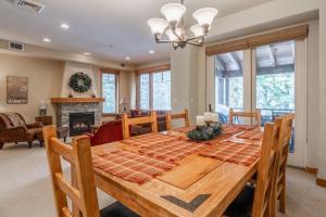 comedor con mesa y chimenea en Upscale 4 Bed, 3 Bath at the Woodwinds with Amazing Mountain Views and Golf Course Access and private hot tub and garage sleeps 10, en Mammoth Lakes