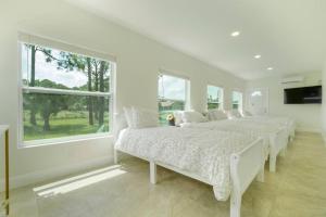 The Retreat #8231 في ويست بالم بيتش: غرفة نوم بيضاء مع سريرين ونافذة
