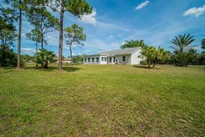 The Retreat #8231 في ويست بالم بيتش: بيت ابيض فيه اشجار امام ساحه