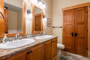 Un baño con dos lavabos y un inodoro. en Upscale 4 Bed, 3 Bath at the Woodwinds with Amazing Mountain Views and Golf Course Access and private hot tub and garage sleeps 10, en Mammoth Lakes 25 fotos más
