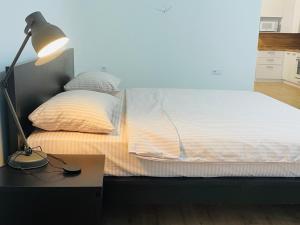 Posteľ alebo postele v izbe v ubytovaní На Куліша 3, сучасні апартаменти біля оперного