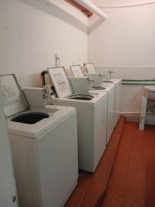 a row of white washing machines in a room at Departamento 1 dormitorio con vista a la Isla Gorriti in Punta del Este