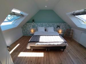 孔卡尔诺La Maison de Tante Yvonne - Gîte de Kerblaise的阁楼设有1间带1张床的卧室,配有天窗