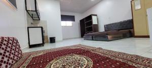 a living room with a couch and a rug at درة نجد ببريده 2 in Buraydah