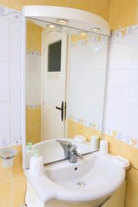 a bathroom with a sink and a large mirror at Appartement Haut standing S+3 - plein centre ville in Tunis