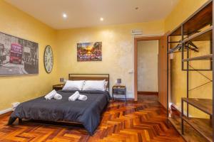 1 dormitorio con 1 cama con 2 toallas en Villino Fiorella, en Ciampino