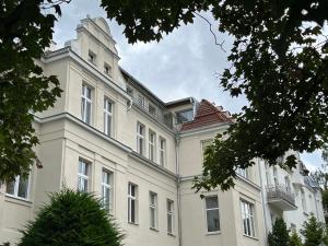 een groot wit gebouw met een toren bij Sopot On the roof in Sopot