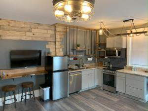 Kuchyň nebo kuchyňský kout v ubytování Rustic Riverfront Retreat