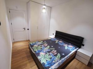 ein Schlafzimmer mit einem Bett mit einer bunten Decke darauf in der Unterkunft Tina Apartment N64 in Agaraki