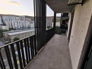 einen Balkon mit Stadtblick in der Unterkunft Tina Apartment N64 in Agaraki