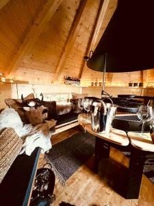um quarto com um sofá e uma mesa num quarto em 4 - BBQ Hut - Log Burner - Valley Views em Pont Sticill