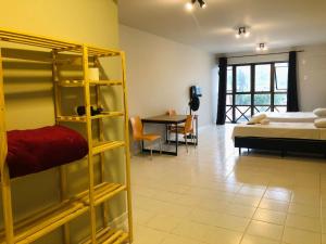 a room with bunk beds and a bed and a table at Excutive apartamentos in Joinville