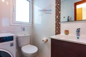 Ein Badezimmer in der Unterkunft Vivienda Vacacional Casa Mar y Volcan Vista mar Piscina Playa 5 min Wifi