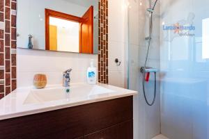 Ein Badezimmer in der Unterkunft Vivienda Vacacional Casa Mar y Volcan Vista mar Piscina Playa 5 min Wifi