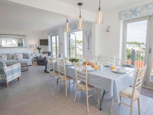 uma sala de jantar e sala de estar com mesa e cadeiras em Raleigh House em Salcombe