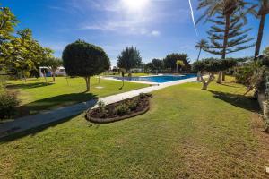 un parque con piscina, árboles y césped en Green Hill 435, en Torremolinos
