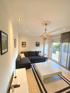 uma sala de estar com um sofá e uma mesa em Zerrin Hanım Apartments - 1 minute from Kleopatra Beach em Alanya