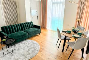sala de estar con sofá verde y mesa en Stylish Apartment Getaway with self check-in, en Arad