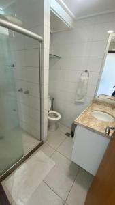 y baño con aseo, lavabo y ducha. en Flat Manaíra Palace, en João Pessoa