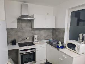 Kuchyň nebo kuchyňský kout v ubytování Monteur- und Ferienwohnung Siegen Miller