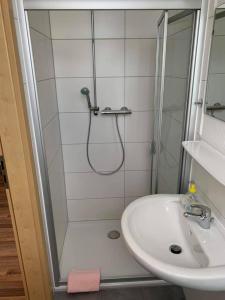 a bathroom with a shower and a sink at MARKT EINS Gästezimmer in Schöppenstedt