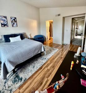 um quarto com uma cama com uma cadeira azul em Cozy remodeled-condo near TUC Airport & Downtown em Tucson