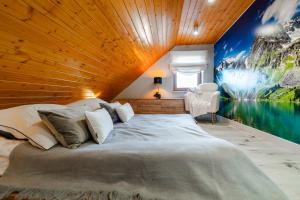 a bedroom with a large bed with a wooden ceiling at Domek Rychwałdówka blisko jeziora Żywieckiego in Rychwałd