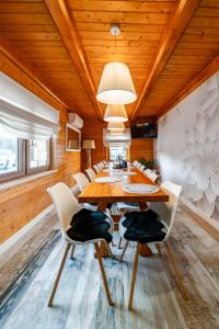 une salle à manger avec une longue table en bois et des chaises dans l'établissement Domek Rychwałdówka blisko jeziora Żywieckiego, à Rychwałd