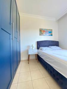 een slaapkamer met een bed, een tafel en een deur bij Zerrin Hanım Apartments - 1 minute from Kleopatra Beach in Alanya