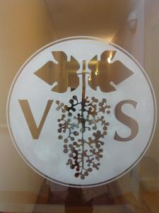 un panneau de rue avec un tas de symboles sur celui-ci dans l'établissement Relais Villa Selle, à Fumane