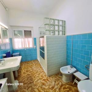 uma casa de banho azul com um WC e um lavatório em Casa Gavina paseo marítimo de Altea em Altea