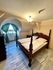 1 dormitorio con 1 cama grande en una habitación en Palace Inn en Jíloviště
