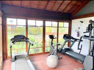 Fitness centrum a/nebo fitness zařízení v ubytování Apt 3 Quartos em Condo de Luxo
