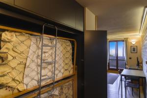 プラート・ネヴォソにあるResidence Orsa Maggioreのはしご付きの二段ベッドのある部屋 +14枚の写真